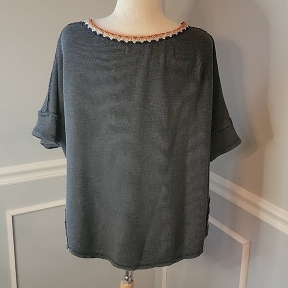 WE THE FREE Gray Waffle Short Sleeve Crochet V-Neck Oversized Boho Top Sz S - Picture 3 of 8